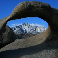 Hřeben Sierry viděný skrz Mobius Arch