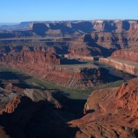Řeka Colorado kroutící se pod vyhlídkou Dead Horse Point