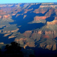 South Kaibab, začátek sestupu. Na cestě se prochází podnebními pásy jako z jižní Kanady do Mexika