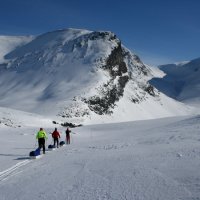 Po překonání nejvyššího sedla sjíždíme do údolí Isdalen
