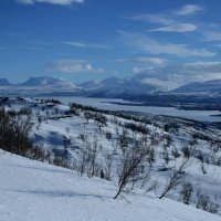 Nad chatou Lappjordhytta se otvírá pohled na Bránu Laponska. Pod ní leží Abisko, cíl naší cesty.