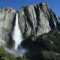 Yosemite Fall v plné kráse s Lost Arrow vpravo